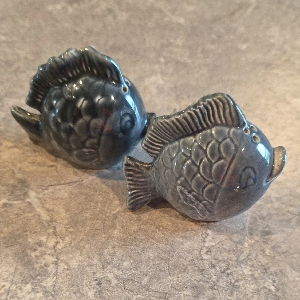 (J30) Gray Salt And Pepper Shaker Set